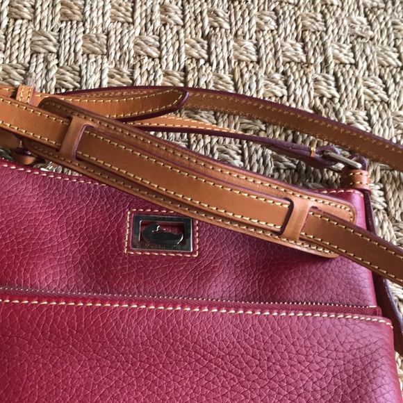Dooney & Bourke red leather crossbody bag - Picture 4 of 7